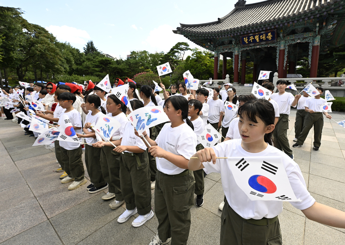 지난 8월 14일 오후 대구 중구 국채보상운동기념공원 달구벌대종 앞에서 열린 광복 80주년 기념 마카모디(모두모여) 광복80! 플래시몹 퍼포먼스에서 국채보상운동기념사업회 등 지역 현충기관 회원들이 광복의 의미를 되새기는 플래시몹을 하고 있다. 영남일보DB