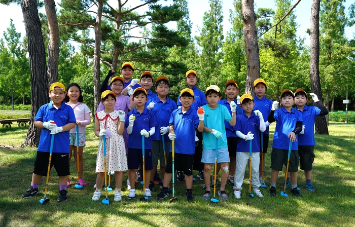 수성구파크골프협회에서 운영중인 어린이파크골프단.<수성구파크골프협회 제공>