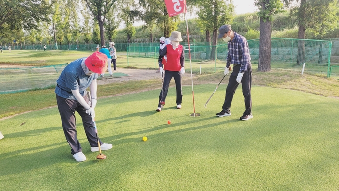 파크골프를 즐긱고 있는 수성 구장의 어르신들.이효설기자