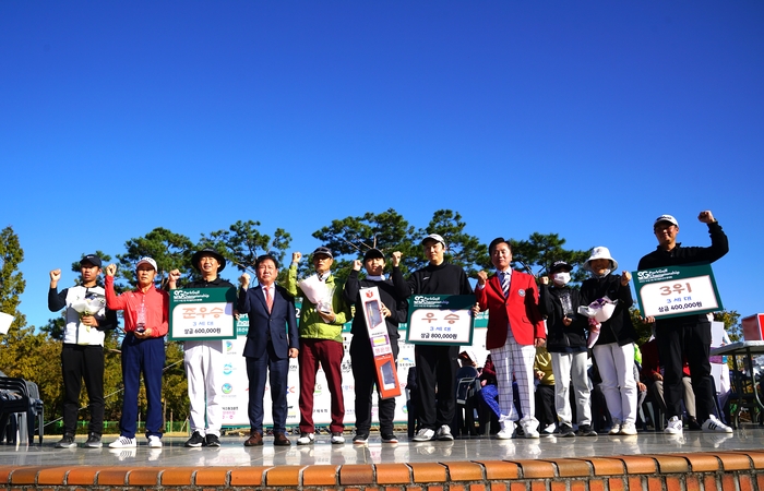 지난해 팔현파크골프장에서 열린 3세대 파크골프 대회 입상자들이 상금을 받고 화이팅을 외치고 있다.<수성구파크골프협회 제공>