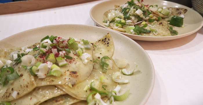 갓 구워 접시에 담긴 납작만두. 박지현기자 lozpjh@yeongnam.com