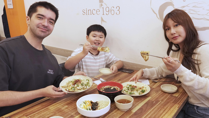 대구 10미 시식단으로 나선 외국인 크리스와 타지인 영현, 어린이 도이가 납작만두를 시식하면서 기념사진을 촬영하고 있다. 박지현기자 lozpjh@yeongnam.com