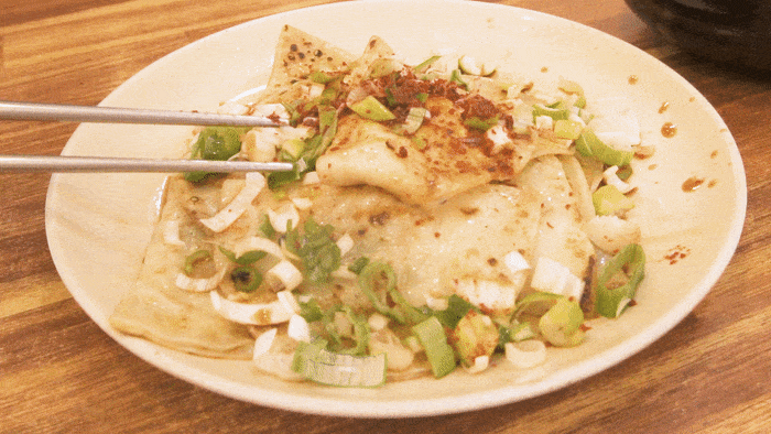 철판 위에서 퍼져나간 불향…대구사람의 추억을 품은 납작만두