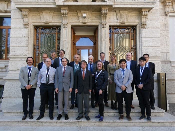 황일순 서울대 교수(아래 가운데) 등 2023년 국제 4세대 납냉각위원회 회원들이 기념 촬영을 하고 있다. 경북도 제공