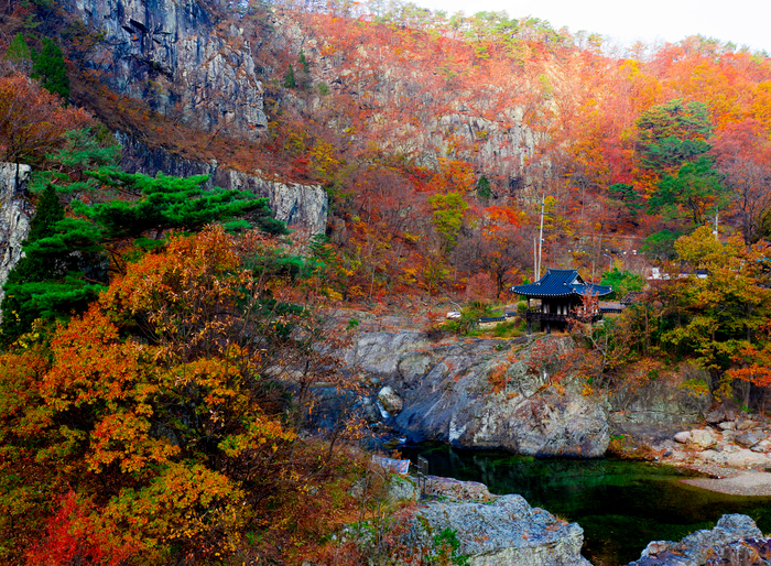 달산 산성계곡 인근의 옥계계곡은  약 10km 길이에 달하는 장대한 계곡으로 청정한 수질과 기암괴석이 어우러져 사계절 내내 다른 풍경을 보여준다. 사진 우측은 옥계계곡 침수정(영덕군 제공)