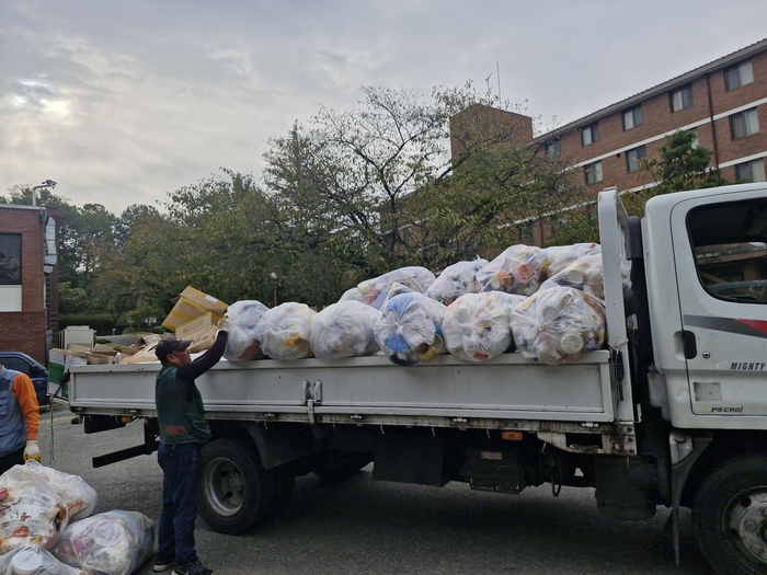 한 트럭에 쌓여 있는 대학 기숙사 쓰레기.<익명을 요구한 여성청소노동자 제공>