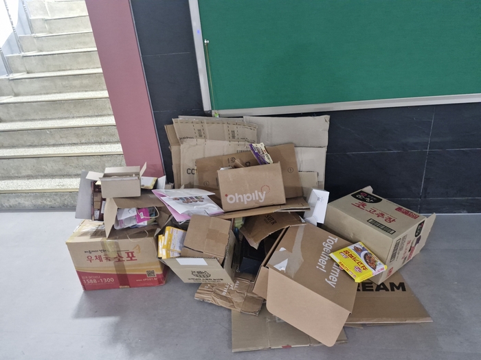 한 대학 기숙사에 버려져 있는 택배 쓰레기.<익명을 요구한 여성청소노동자 제공>