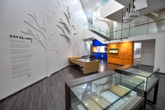 안동 이육사문학관 내부. 육사의 생애와 독립운동과 문학활동과 관련된 내용이 자세하게 소개되어 있다.