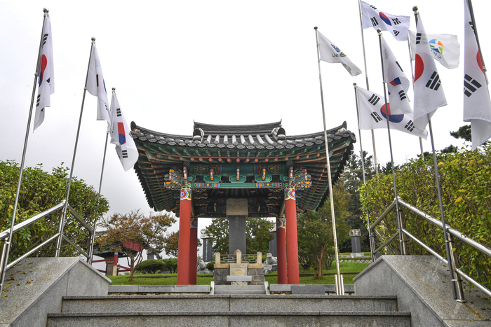 칠곡 왜관읍의 애국동산에는 옥중에서 순국한 장진홍 선생을 비롯해 애국지사를 기리는 19기의 기념비가 있다. 사진은 장진홍선생기념비.