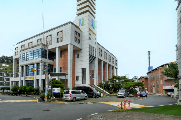 1901년 출범한 구제동 교회가 부설 교육기관으로 설립한 인명학교(仁明學校). 지금은 강동교회가 자리하고 있다. 이 곳에서 장진홍은 두 살 위 이내성, 두 살 아래 임봉선과 함께 공부했다.