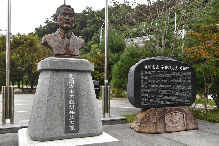 군자금 모금 임무 중 일제 순사 카이 히데에게 붙잡힌 김종철은 카이가 방심한 틈에 권총으로 그를 쐈다. 이후 모금한 돈을 의용단에 제출하고, 만주에서도 임시정부 자금을 모았다. 김종철은 1941년 생을 마감했다. 그를 기리는 흉상과 공적비가 경주 문무대왕릉면에 자리하고 있다.