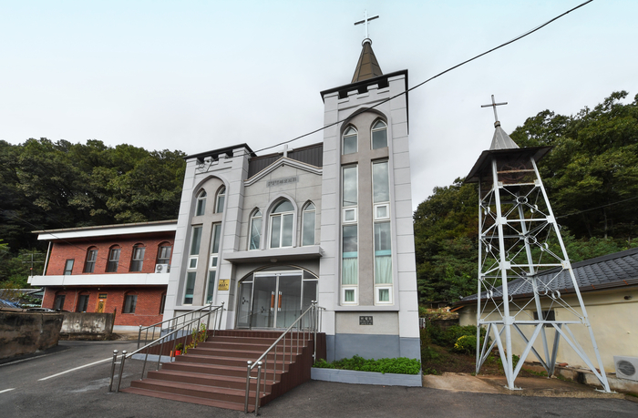 대추불마을에 자리한 제오교회는 1907년 만들어졌다. 지금의 예배당은 1978년 새로 지은 건물이다. 당시 산촌마을에 교회가 있었다는 것, 부모가 제오교회의 초기 신자였다는 것은  정운수 지사의 진로에 큰 영향을 미쳤다.