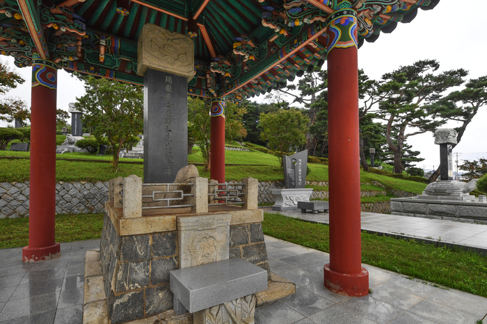 조선인 친일경찰에 붙잡힌 장진홍은 사형 선고를 받고 대한독립만세를 외쳤다. 장진홍은 일제에게 죽임을 당할 수 없다는 각오로 스스로 목숨을 끊었다. 사진은 칠곡 장진홍선생기념비.