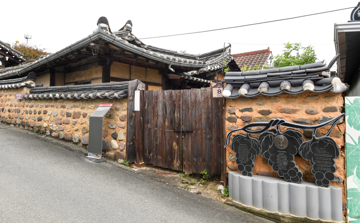 안동 도산면 이육사 생가. 이육사는 1904년 안동 도산면 원촌에서 태어났다. 도산서원 일원 하계마을은 독립지사를 25명이나 배출했다. 마을 단위 전국 최고 항일운동지다