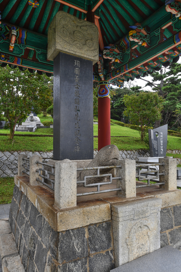 장진홍은 조선은행 대구지점, 식산은행 대구지점, 대구경찰서, 경북도청에 선물상자로 위장한 폭탄을 설치했다. 터진 폭탄의 굉음은 천지를 놀라게 했고 독립의 함성이었다. 사진은 칠곡 장진홍선생기념비.