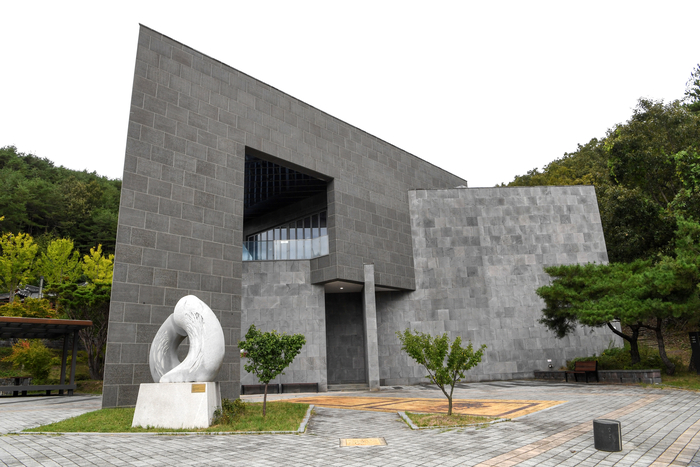 안동 도산면의 이육사 문학관. 이육사 탄신 100주년이 되는 2004년 7월 그의 출생지인 경북 안동시 도산면 원천리 900번지에 설립, 개관하였다. 민족시인 이육사의 흩어져 있는 자료와 기록이 한곳에 모아져 있다.