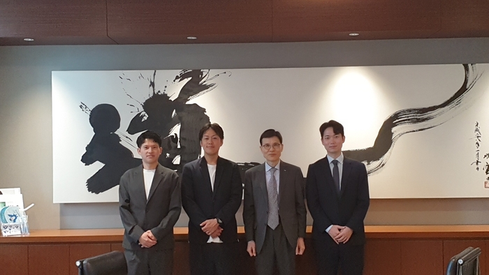 200년 전통의 사카쿠라(주조장)인 묘코주조를 인수한 택트홀딩스 매니저들이 영남일보와 인터뷰를 마친 뒤 기념촬영을 하고 있다.