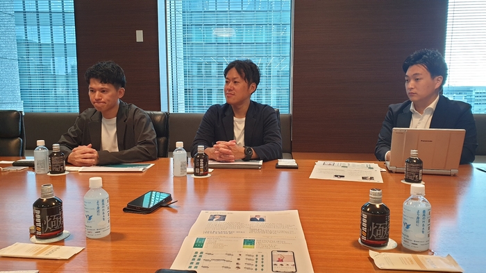 택트홀딩스 류타로 슈지(왼쪽)와 유지 마쓰모토 매니저(가운데)가 묘코주조 인수합병에 대한 설명을 하고 있다. 홍석천 기자