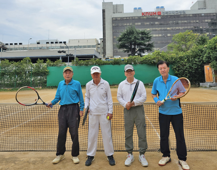경북대 의대 선후배 사이로 테니스로 건강을 다지는 김상도, 소원영, 김무현, 정무달(좌측부터) 선생.
문순덕 시민기자 msd5613@hanmail.net