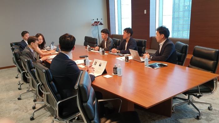 택트홀딩스 담당자들이 영남일보 취재진에게 묘코주조 인수합병에 대한 설명을 하고 있다.