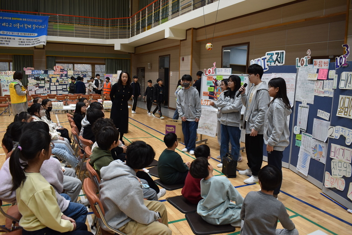 대구 중리초 학생들이 지난해 말 열린 IB PYP 탐구 발표회에서 스스로 탐구한 과제에 대해 타 학생들에게 설명하고 있다. <중리초 제공>