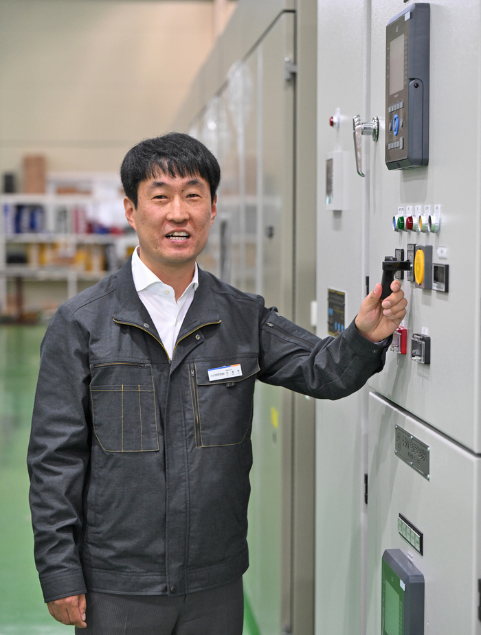 이응우 한국장애인문화협회 기전사업본부 대표가 대구 달성군 사업장에서 생산제품에 대해 설명하고 있다. 이지용기자 sajahu@yeongnam.com