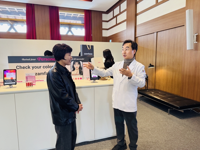 APEC CEO 서밋 기간 중 경주 중도타워에서 열린 이미용·의료서비스 지원 부스에서 민복기 대구시의사회장(오른쪽)이 K-메디컬 피부 진단 프로그램을 설명하고 있다.<대구시의사회 제공>