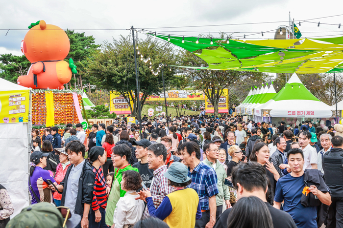 지난 10월17~19일 사흘동안 2025 청도반시축제와 청도세계코미디아트페스티벌이 열렸다. 축제기간 많은 생활인구가 유입되며 지역경제에도 활력을 불어넣었다. <청도군 제공>