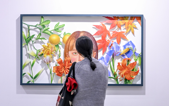 30일 대구 엑스코에서 열린 2025 대구아트스퀘어 전시장에서 한 관람객이 김승환 작가의 조립회화 작품을 감상하고 있다. 대구시와 대구아트스퀘어조직위원회가 주최한 이번 행사는 다음달 2일까지 이어진다.
이현덕기자 lhd@yeongnam.com