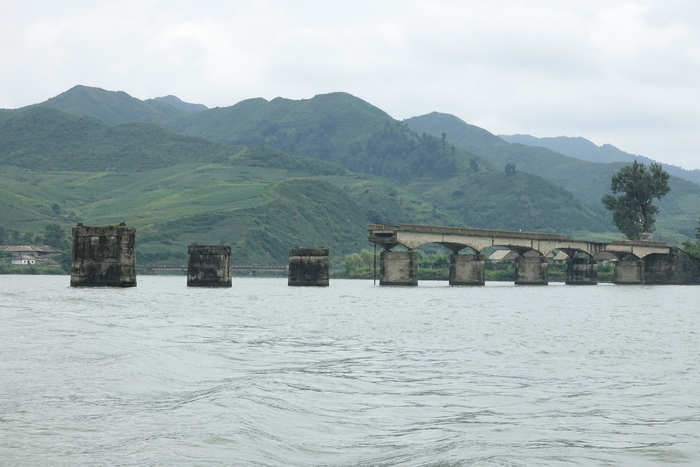 북한 청수군과 중국 콴텐현 허커우를 잇는 청성단교. 한국전쟁 당시 미군이 폭파해 끊어진 다리다.