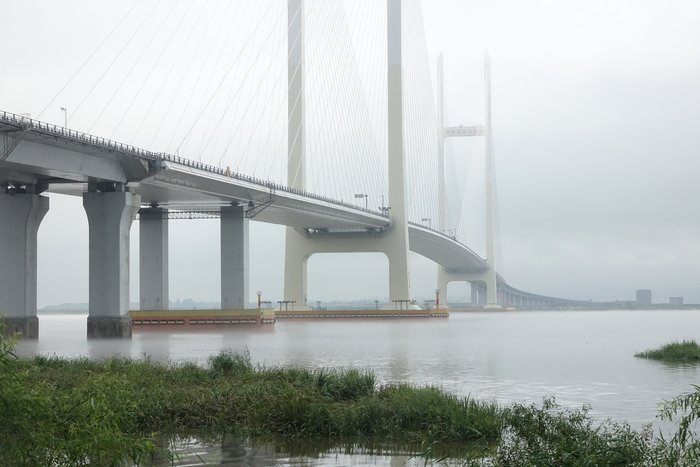 2015년 완공됐으나 아직 미개통한 조.중신압록강대교가 안개에 싸여 있다.