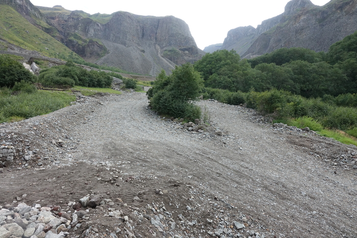 백두산 북파 코스인 장백폭포 쪽에는 토목 공사가 한창이다.