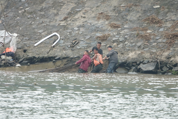 압록강에서 그물을 당기는 북한 어민들.