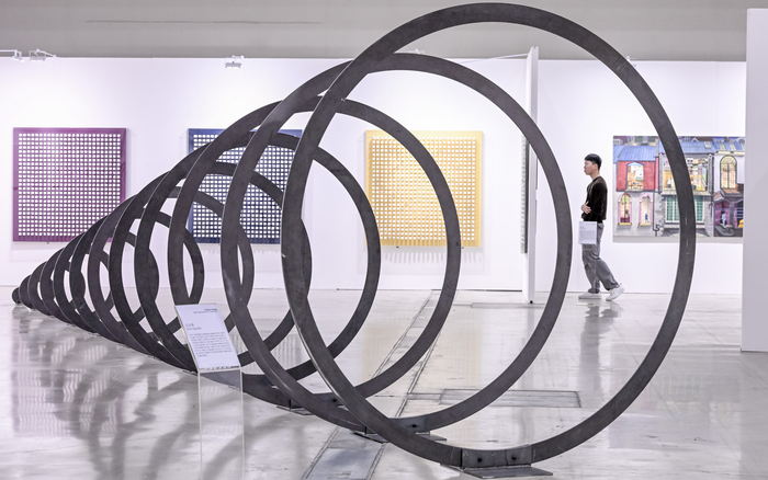 30일 대구 엑스코 동관에서 개막한 2025 대구아트스퀘어 전시장에서 관람객들이 국내외 청년작가들의 다양한 작품을 둘러보고 있다. 대구시와 대구아트스퀘어조직위원회가 주최한 이번 행사는 다음달 2일까지 이어진다.
이현덕기자 lhd@yeongnam.com