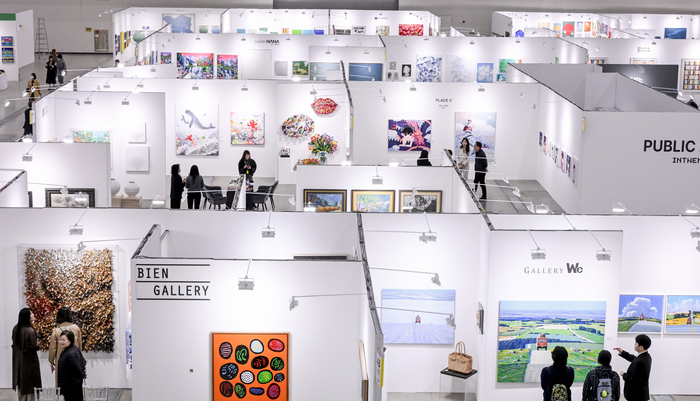 30일 대구 엑스코 동관에서 개막한 2025 대구아트스퀘어 전시장에서 관람객들이 국내외 화랑의 다양한 작품을 둘러보고 있다. 대구시와 대구아트스퀘어조직위원회가 주최한 이번 행사는 다음달 2일까지 이어진다.
이현덕기자 lhd@yeongnam.com