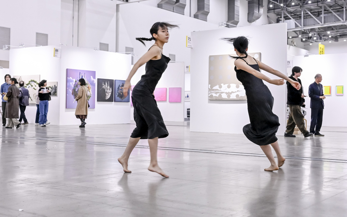 30일 대구 엑스코에서 열린 2025 대구아트스퀘어 전시장에서 툇마루무용단이 현대무용 퍼포먼스를 선보이고 있다. 대구시와 대구아트스퀘어조직위원회가 주최한 이번 행사는 다음달 2일까지 이어진다.