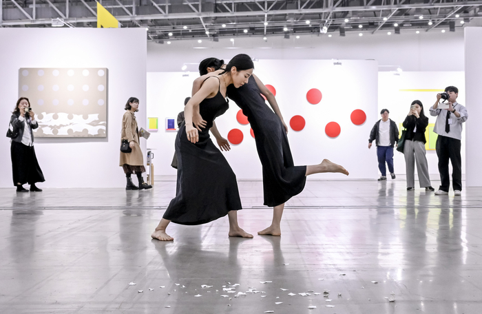 30일 대구 엑스코에서 열린 2025 대구아트스퀘어 전시장에서 툇마루무용단이 현대무용 퍼포먼스를 선보이고 있다. 대구시와 대구아트스퀘어조직위원회가 주최한 이번 행사는 다음달 2일까지 이어진다.