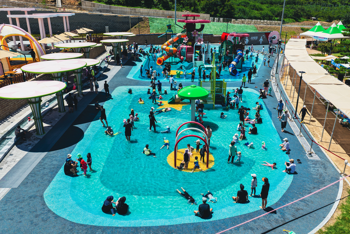 청도군이 지방소멸대응기금과 군비 35억 원을 투입해 조성한 어린이 물놀이형 체험공간 빛나래상상마당이 지난 7월25일 문을 열었다. 개장 3주만에 1만여명이 다녀가면서 지역주민은 물론 생활인구 유입에도 큰 역할을 하고 있다. <청도군 제공>