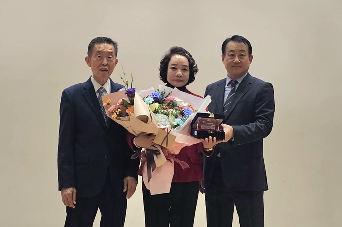 청송군의회 박신영 의원이 2025 지방자치의정 대상을 수상하고 기념사진을 촬영하고 있다.<청송군 제공>