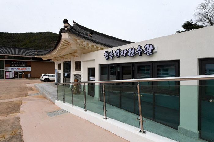 청송백자의 맥은 고만경 옹으로부터 전통과 기술을 전수받은 윤한성 수석전수자, 안세진 전수자, 송인진·고형석 이수자 네 사람이 잇고 있다.  2009년 문을 연 청송 도예촌 청송백자전수관의 모습.