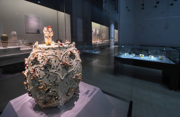 청송 도예촌 심수관도예전시관에서는 다양한 청송백자를 전시하고 있다. 2013년 설립 이후 청송백자 관련 업무를 전담하고 있는 청송문화관광재단은 청송백자를 고품격 명품 브랜드화를 위한 노력과 동시에 대중들이 친근하게 다가가기 위한 다각적인 노력을 해오고 있다.