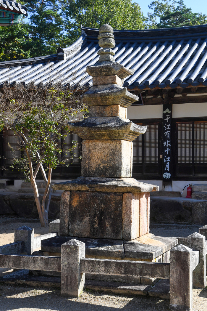 불영사 삼층석탑. 불영사에는 응진전, 대웅보전, 영산회상도와 같은 귀중한 문화재가 많이 남아있다.