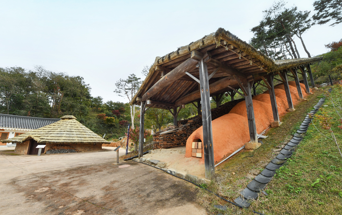 생산성 하락과 유통 불편 등의 문제로 1958년 청송백자 가마공방의 마지막 불은 꺼졌다. 청송군은 2009년 청송백자전수관을 개관하면서 백자가마에 다시 불을 지폈다. 조선후기특색있는 지방의 4대 민요로 자리잡은 청송백자는 서민들의 생활자기로 널리 유통된다. 사진은 청송 도예촌의 모습.