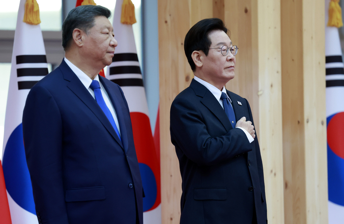 이재명 대통령과 시진핑 중국 국가주석이 1일 경주 아시아태평양경제협력체(APEC) 정상회의를 계기로 한 첫 정상회담을 앞두고 나비를 매개로 이야기의 물꼬를 텄다. <연합뉴스 제공>