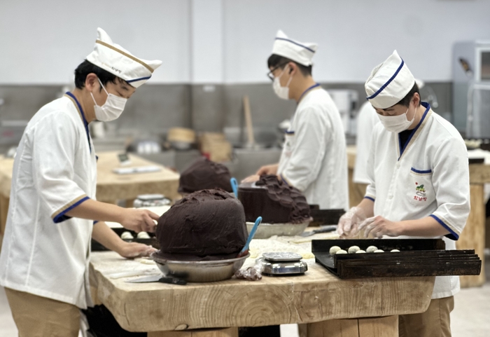 31일 오후 경북 경주시 황남빵 본점에서 직원들이 정부로 부터 들어온 추가 주문 600박스를 만들고 있다. 박지현기자 lozpjh@yeongnam.com