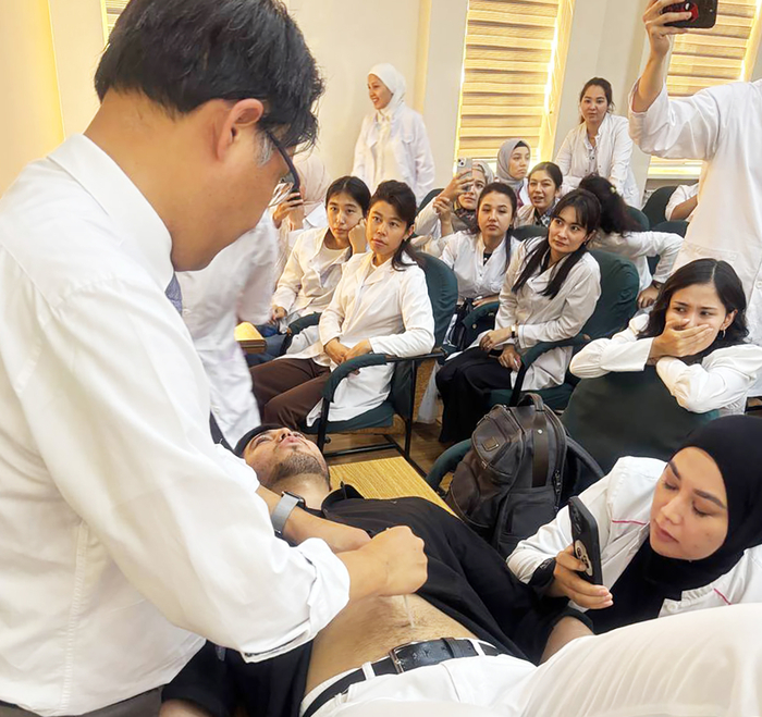 대구한의대 송지청 교수(한의예과)가 몽골에서 현지 재학생들 앞에서 침술을 시연하고 있다. <대구한의대 제공>