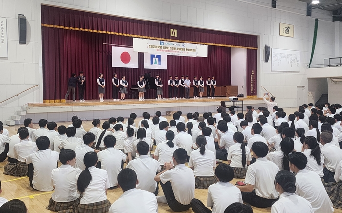 최근 일본 쿠마모토 가이신고등학교를 방문한 대구 조일고 학생들이 현지 학생들과 교류했다. <조일고 제공>