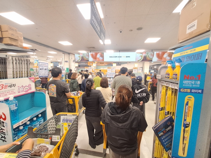 31일 저녁, 대구 이마트 월배점 계산대 앞이 시민들로 북적이고 있다. 대한민국 쓱데이 할인행사 이틀째를 맞아 장바구니를 가득 채운 손님들이 긴 줄을 서며 차례를 기다리고 있다. 고물가 속 체감 할인을 찾는 시민들로 매장 곳곳이 발 디딜 틈 없이 붐볐다. 강승규기자