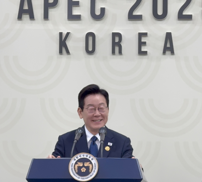 1일 이재명 대통령이 경주 국제미디어센터에서 기자들의 질문에 답하고 있다. 구경모기자(대구) kk0906@yeongnam.com