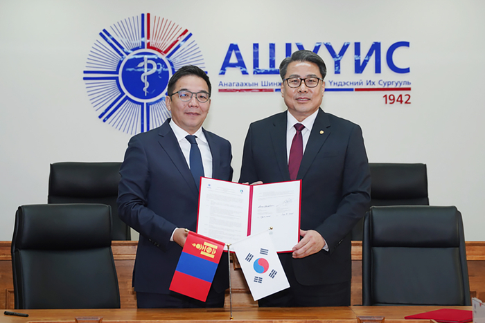지난 9월 변창훈 대구한의대 총장이 몽골국립의과대학교와 글로벌 지산학연 협력 업무협약을 체결 후 기념사진을 찍고 있다. <대구한의대 제공>
